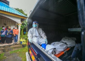 ANGGOTA polis membawa jenazah Sarah Jon yang maut dikelar anaknya yang dipercayai seorang penagih dadah di rumah mereka di Kampung Jeniang, Batu 5 Jalan Gurun, Kedah, semalam. – FOTO/SHAHIR NOORDIN