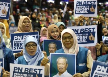 PENYOKONG PN Negeri Kedah mengangkat sepanduk ketika hadir ke ceramah umum PN di Pendang Commercial Centre, Pendang, Kedah, baru-baru ini. - FOTO/SHAHIR NOORDIN