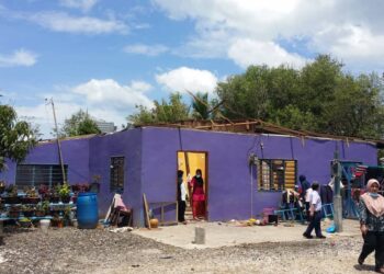 KEADAAN rumah Som Saad di Kampung Kuala Sedaka yang rosak teruk selepas bumbung 
rumahnya diterbangkan angin dalam kejadian ribut petang semalam.