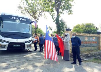 HALIMATON Shaadiah Saad (tengah) mengibarkan bendera sempena sebagai tanda flag off kenderaan yang membawa baki warga emas ke RSK Seri Iskandar, Perak.