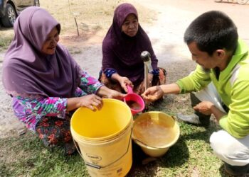 PENDUDUK menunjukkan bekalan air yang dibekalkan oleh SADA kotor sekiranya bekalan pulih dalam waktu-waktu tertentu di Kampung Belukar, Alor Setar. - UTUSAN/NUR ANATI JUHARI