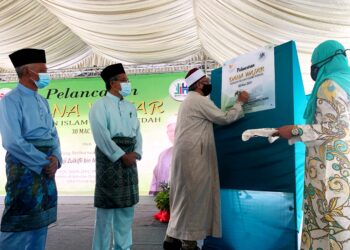 ZULKIFLI Mohamad Al-Bakri menandatangani plak Pelancaran Dana Wajar Yayasan Islam Negeri Kedah (YINK) di Institut al-Quran Darul Aman (Iqdar) di Alor Setar, hari ini. - UTUSAN/JAMLIAH ABDULLAH