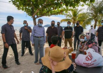 DR.. Mahathir Mohamad meninjau suasana dan beramah mesra dengan pengunjung di Pantai Chenang hari ini.
UTUSAN/ SHAHIR NOORDIN