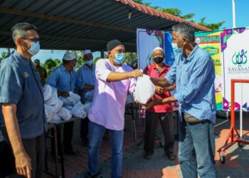 Mohd Salleh Saidin menyampaikan sumbangan Aidilfitri berupa daging ayam sebanyak 10,000 ekor kepada 5000 orang penduduk secara agihan berperingkat di kawasan Kuala Kedah hari ini.
-UTUSAN/ SHAHIR NOORDIN