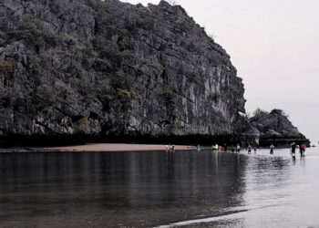 PENGUNJUNG mengambil peluang melihat lebih dekat Pulau Penyu hanya dengan berjalan kaki di atas beting pasir sejauh 600 meter di Tanjung Rhu, Langkawi, Kedah.