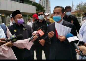 AMINUDDIN Yahaya (dua dari kiri) ditemui pemberita selepas menyerahkan memorandum kepada Wan Rosdy Wan Ismail berhubung bantahan rakyat terhadap pencerobohan tanah di Kuantan, Pahang hari ini.