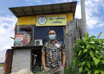 CHAIRIL Fadzrizal Ramli di hadapan kedai The Gunting Rambut miliknya di Permatang Pauh, Pulau Pinang. - FOTO/ISWAN SHAFIQ ISA