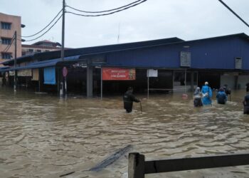 KEDAI makan milik keluarga Radin Mazuwin Zakarya di bandar Kota Tinggi, Johor, ditenggelami air paras pinggang akibat banjir.