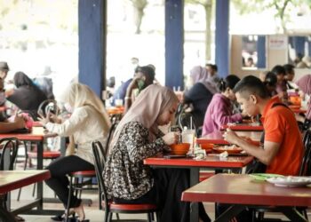 PELANGGAN makan di kedai dengan mematuhi SOP yang ditetapkan selepas kerajaan – FOTO/FARIZ RUSADIO