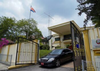 KELIHATAN kenderaan rasmi kedutaan Korea Utara keluar dari pekarangan bangunan kedutaan tersebut di Jalan Batai, Damansara, Kuala Lumpur, semalam. - FOTO/MUHAMAD IQBAL ROSLI