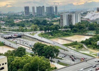 PARAS air Sungai Damansara berhampiran Lebuhraya Persekutuan di Seksyen 13, Shah Alam, Selangor didapati meningkat ekoran hujan lebat sejak malam tadi. - IHSAN PEMBACA