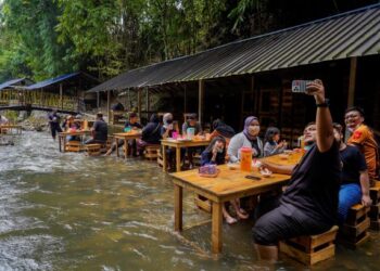 Kajian menunjukkan makan bersama dapat mengelak anak terjebak dengan perlakuan merosakkan seperti merokok, minum minuman keras atau menagih dadah. – GAMBAR HIASAN