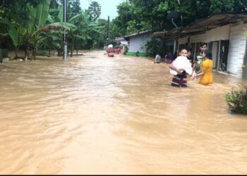 BEBERAPA penduduk Kampung Kempas Baru di Johor Bahru  dipindahkan sementara setelah rumah mereka dinaiki air akibat banjir kilat. - IHSAN BOMBA JOHOR