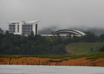 HOTEL lapan tingkat di Pulau Poh, Tasik Kenyir dijangka beroperasi Jun 2022. – PUQTRA HAIRRY ROSLI