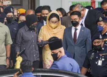 ROSMAH Mansor keluar dari mahkamah selepas mengakui terkejut dan kecewa dengan keputusan Mahkamah Tinggi Kuala Lumpur hari ini. - FOTO/MUHAMAD IQBAL ROSLI