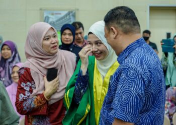 Fadhlina Sidek  meraikan anaknya, Thurraya Fadhilah Mohd. Fadzli ketika mengambil keputusan peperiksaan di Sekolah Menengah Agama Majlis Agama Islam Wilayah Persekutuan (MAIWP) semalam. – UTUSAN/FARIZ RUSADIO