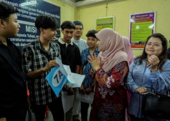 FADHLINA Sidek (dua dari kanan) beramah mesra dengan calon SPM 2022 semasa meninjau keputusan peperiksaaan itu di Sekolah Menenangah Kebangsaan (SMK) Sultan Abdul Aziz Shah, Kuala Lumpur, hari ini. - UTUSAN/FARIZ RUSADIO