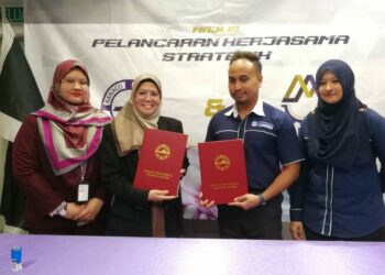 SITI Patimah Hussin (dua, kiri) dan Ahmad Firdhaus Ramlan bertukar dokumen MoU dalam menawarkan latihan kepada belia dalam bidang maritim, minyak dan gas pada Majlis Pelancaran Kerjasama Strategik di pusat latihan Ranaco Marine di Kemaman, hari ini.