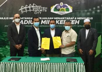 RAZEMAN Mat Nashim (dua dari kiri) yang mewakili Kertih Sports City Sdn. Bhd. (KSC) memeterai perjanjian menaik taraf Stadium Mini Kertih dengan Majlis Perbandaran Kemaman (MPK) yang diwakili Yang Dipertuanya, Jusman Ibrahim (dua dari kanan) di Kelab Golf Rantau Petronas, Kemaman, Terengganu, hari ini. - TENGKU DANISH BAHRI TENGKU YUSOFF