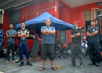 SULAIMAN Ali (tengah) bersama empat mekaniknya yang pakar dalam membaiki kereta terutama kereta jenis kompak di bengkel kereta Syah Autoparts yang terletak di Jalan Kempas Utama 3/5, Johor Bahru. - FOPTO/RAJA JAAFAR ALI