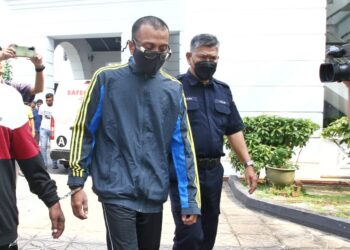 MOHD. Nur Hussein Mohd. Salleh selepas prosiding pertuduhan kes bunuh yang dihadapinya di Mahkamah Tinggi Ipoh hari ini.  - UTUSAN/MUHAMAD NAZREEN SYAH MUSTHAFA