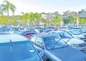 SEBAHAGIAN daripada kereta sewa yang terdapat di tempat letak kereta di Terminal Feri Penumpang Kuah,  Langkawi.