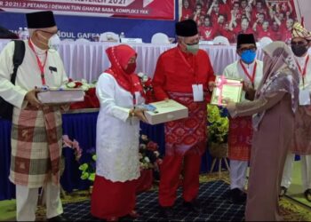 ANNUAR Musa (tiga dari kiri) menyampaikan sijil penghargaan kepada bekas Ahli Jawatankuasa UMNO Bahagian Ketereh di Kota Bharu, Kelantan hari ini. - UTUSAN/ROHANA MOHD. NAWI