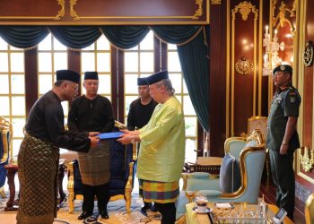 SULTAN Ibrahim Sultan Iskandar berkenan mengurniakan watikah pelantikan kepada Salehuddin Hassan sebagai Pegawai Kewangan Negeri Johor di Balai Mengadap Istana Bukit Serene, Johor Bahru, Johor.