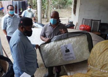 MOHD. Khairuddin Aman Razali menyampaikan bantuan tilam berasaskan kenaf kepada mangsa banjir di Temerloh, Pahang, hari ini.