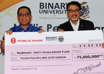 MOHAMED Khaled Nordin (kiri) menerima replika cek bernilai RM75 juta daripada Pengerusi Eksekutif Universiti Binary pada Majlis Pelancaran MyBinary Unity Scholarship di Dewan Muafakat Taman Sierra Perdana, Pasir Gudang, Johor, hari ini. - FOTO/RAJA JAAFAR ALI