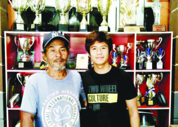 KHAIRUL Idham Pawi (kanan) bersama bapanya ketika ditemui di rumah mereka di Kampung Gajah, Pasir Salak, Perak semalam.