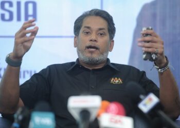 KHAIRY Jamaluddin dalam sidang akhbar selepas merasmikan Majlis Penyerahan Peranti Siswa Keluarga Malaysia di Universiti Teknologi Mara (UiTM) Kampus Seremban di Seremban hari ini. - UTUSAN/MOHD SHAHJEHAN MAAMIN