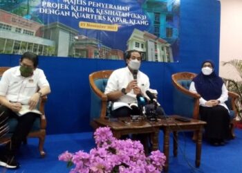 KHAIRY Jamaludin (tengah) dalam sidang akhbar selepas menghadiri Majlis Penyerahan dan Perasmian Projek Kuarters dan Klinik Kesihatan Kapar di Klang, Selangor, hari ini. - FOTO/MOHAMAD NAUFAL MOHAMAD IDRIS