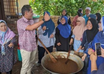 KHAIRY Jamaluddin beramah mesra dengan warga Paya Jaras dalam Program Kacau Wajik Durian di Kampung Paya Jaras Tengah, Sungai Buloh, hari ini.