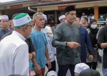 KHAIRY Jamaluddin (tengah) beramah mesra dengan kariah Masjid Jamek Sungai Pelong, selepas menunaikan Solat Jumaat di Kampung Sungai Pelong, Sungai Buloh, hari ini.