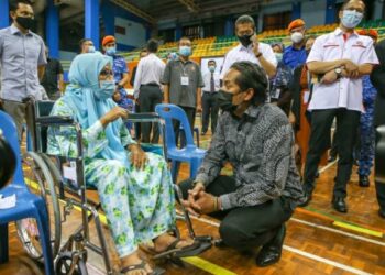 KHAIRYJamaludin beramah mesra dengan seorang penerima suntikan vaksin ketika melawat Pusat Pemberian Vaksin Covid-19 Daerah Alor Setar di Stadium Sultan Abdul Halim, Alor Setar,  hari ini. - FOTO/SHAHIR NOORDIN