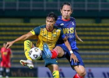 KAPTEN Kedah, Baddrol Bakhtiar (kiri) bersaing dengan pemain Sabah dalam aksi Liga Super di Stadium Darul Aman, Alor Setar malam tadi. - UTUSAN/SHAHRIR NOORDIN