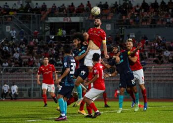 Pemain KL City, Paulo Josue (tengah), mencabar bola di udara pada perlawanan suku akhir kedua Piala Malaysia  menentang Selangor, di Stadium Bola Sepak Kuala Lumpur, Cheras, malam ini.- Gambar: SHIDDIEQIIN ZON