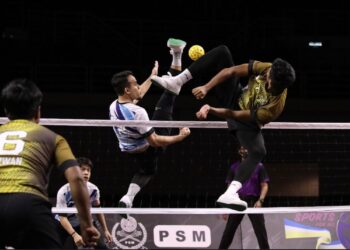 KL Thunder (kanan) bangkit daripada kekalahan kepada Johor Tigris kelmarin untuk menumpaskan Perak Bison 21-14, 20-22, 21-15 di Spice Arena, Bayan Baru hari ini. - IHSAN STL