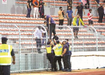 TINDAKAN segelintir penyokong Kuala Lumpur City yang menyerbu padang Stadium Bola Sepak Kuala Lumpur, Cheras, Khamis lalu menyebabkan mereka terpaksa beraksi tanpa penonton apabila berdepan Melaka United, esok.  – MINGGUAN/SHIDDIEQIIN ZON