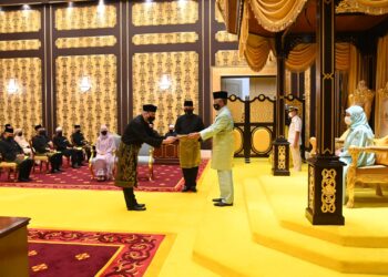 Yang di-Pertuan Agong Al-Sultan Abdullah Ri'ayatuddin Al-Mustafa Billah Shah berkenan mengurniakan Surat Cara Pelantikan Perdana Menteri Kesembilan kepada Ahli Parlimen Bera Datuk Seri Ismail Sabri Yaakob ketika Istiadat Pengurniaan Surat Cara Pelantikan dan Mengangkat Sumpah Jawatan dan Setia serta Sumpah Simpan Rahsia sebagai Perdana Menteri Malaysia ke-9 di Istana Negara pada 21 Ogos 2021. -IHSAN/ISTANA NEGARA