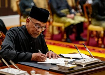 Datuk Seri Anwar Ibrahim menandatangani watikah lantikan sebagai Perdana Menteri ke-10 di Istana Negara semalam.