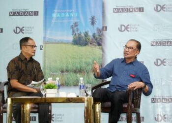 ANWAR Ibrahim (kanan) menjawab soalan moderator, Nazri Kahar pada  Majlis Pelancaran buku 'Membangun Negara Madani' di Hotel Tamu Kuala Lumpur di sini hari ini. -UTUSAN/FAUZI BAHARUDIN