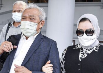 BUNG Moktar Radin dan Zizie Izette Abd. Samad didakwa atas pertuduhan rasuah berkaitan pelaburan Felcra dalam unit amanah Public Mutual.