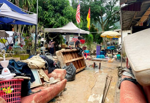 Parit sempit, jalan tidak berturap punca banjir lumpur - Malaysia 