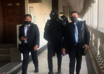 FEERAS Roslan (tengah) diiringi pegawai SPRM hadir di Mahkamah Sesyen Kuala Lumpur bagi menghadapi pertuduhan gagal melaporkan pemberian suapan berjumlah RM6,000.