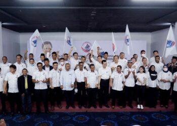 MOHD. Shafie Apdal bersama calon-calon Parlimen dan Dewan Undangan Negeri (DUN) pada majlis memperkenalkan calon-calon parti Warisan bagi kerusi Parlimen Semenanjung Malaysia dalam Pilihanraya Umum ke-15 di Ampang di sini hari ini. -UTUSAN/FAUZI BAHARUDIN