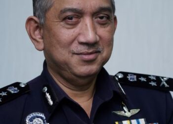 AZRI AHMAD siasat anggota polis tunjuk gari.