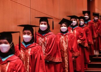 GRADUAN yang hadir beratur bagi menunggu giliran mengambil sijil dan diploma pada Majlis Konvokesyen Institut Kraf Negara Ke-19 2021 di Pusat Konvesyen Kuala Lumpur (KLCC), Kuala Lumpur. -UTUSAN/AFIQ RAZALI