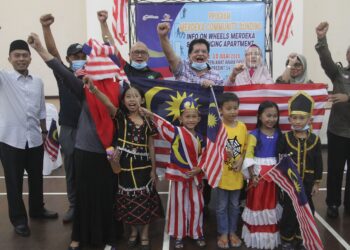 TENGKU Adnan Tengku Mansor (tengah) dan  Dr. Aminuddin Hassim bersama penduduk Perumahan Penjawat Awam bersemangat melaungkan 'Merdeka' di Putrajaya hari ini. - UTUSAN/FAISOL MUSTAFA